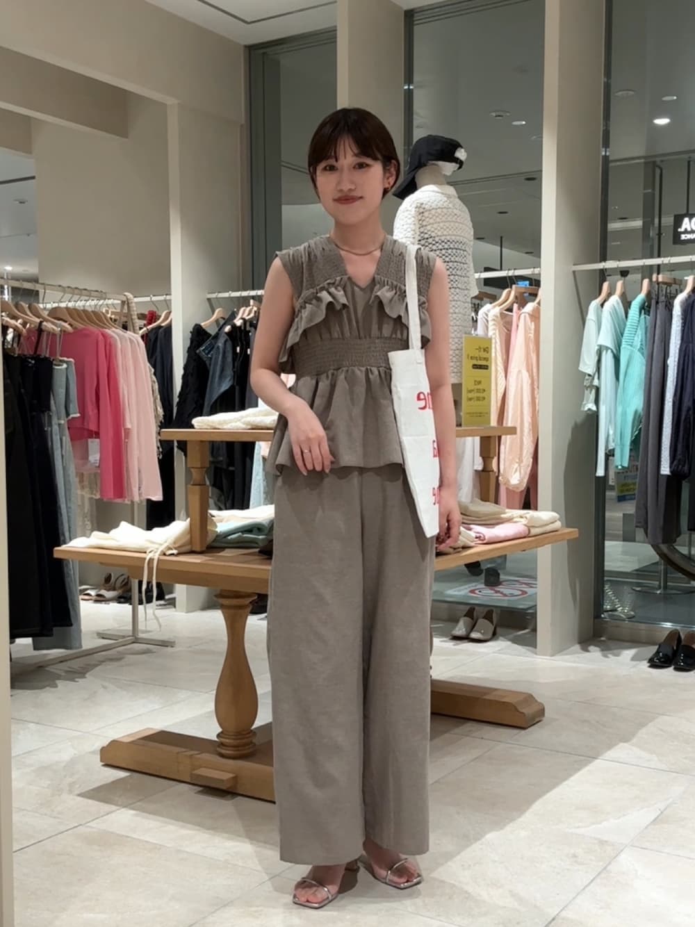 「オールインワン、サンダル、シンプルスタイル、夏ファッション、ラクチンコーデ、カジュアルスタイル、パンツコーデ、おしゃれさんと繋がりたい、夏、大人可愛い、ノースリーブ、骨格ストレート、ベージュコーデ、ストラップサンダル、夏コーデ」｜「mysticのストラップヒールサンダル（サンダル、シルバー系）」を使った、ayakaさん（レディース・164cm）の夏コーディネートの1枚目の写真