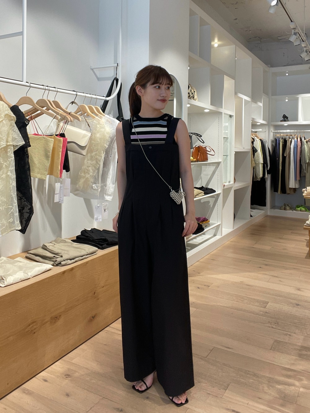 「ネオンカラー、タンクトップ、ノースリーブ、ノースリーブニット、サロペット、サロペットコーデ、ブラック、ブラックコーデ、カジュアル、カジュアルコーデ、カジュアルスタイル、骨格ストレート、高身長女子、高身長コーデ、mystic」｜「mysticのストラップヒールサンダル（サンダル、ブラック系）」を使った、ayakaさん（レディース・164cm）の夏コーディネートの1枚目の写真