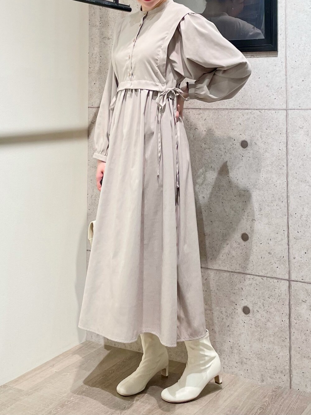 「mysty woman、ロングコート、ワンピース、ガウンコート、パープル、ブーツ、ショートブーツ、ストレッチブーツ、ロングワンピース、ミニバッグ、冬コーデ、クリスマスに着たい服、マイベストコーデ2021、シンプルコーデ」｜「mysty womanの【天然アロマサシェ付き】スリット入りですっきり。軽いのにあたたかい！ボリュームガウンコート 214638（チェスターコート、パープル系）」を使った、ひ　な　たさん（レディース・160cm）の冬コーディネートの3枚目の写真