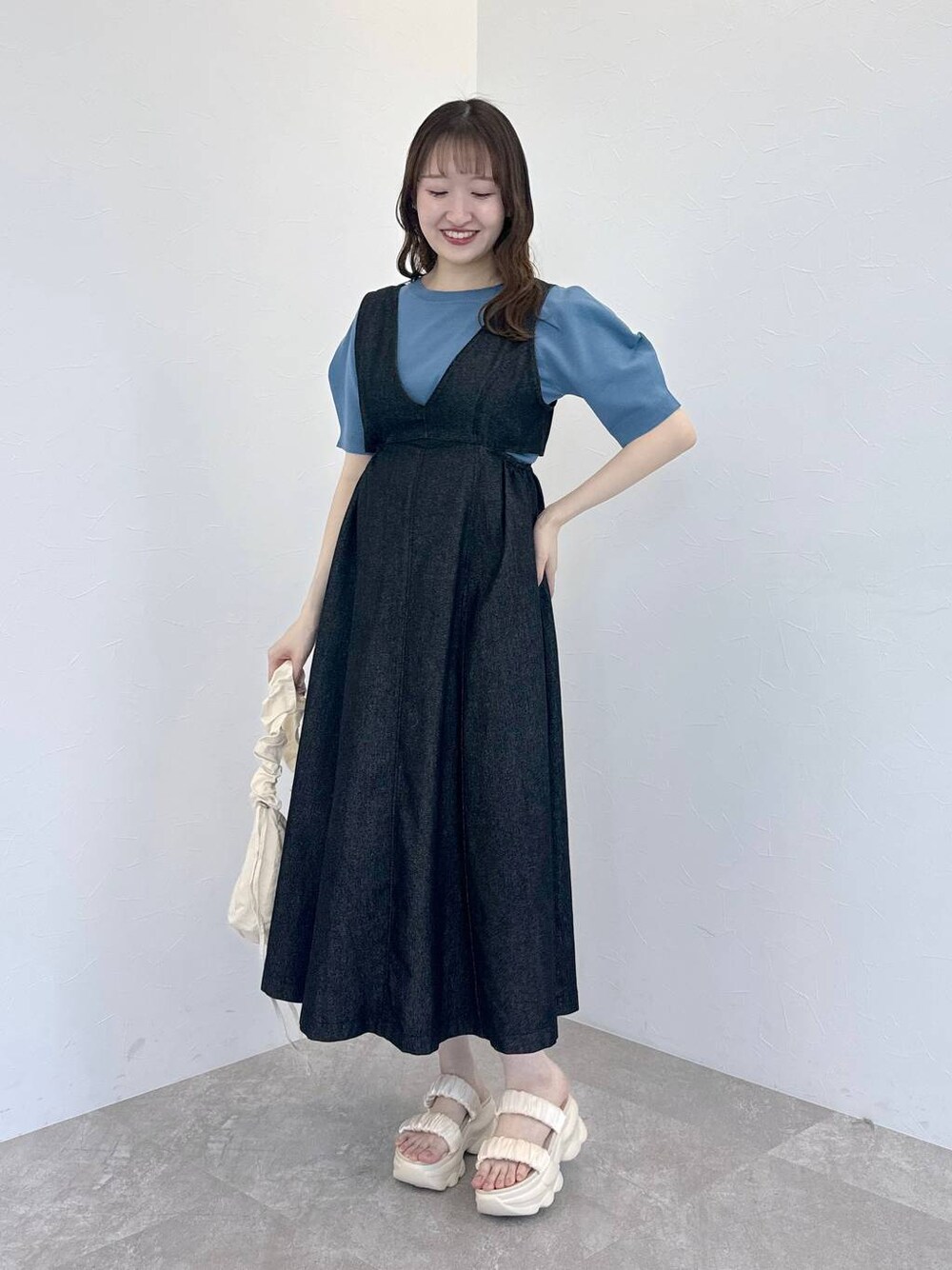 「サンダル、着痩せ・細見え、きれいめ、体型カバー、テーマパーク、デート/ロマンティック、女子会、フェミニン、mysty woman、ワンピース、デニムワンピース、ハンドバッグ、バッグ、夏コーデ、ニット」｜「mysty womanのタックスリーブサマーニットプルオーバー　109863（ニット/セーター、ブルー系）」を使った、ひ　な　たさん（レディース・160cm）の春コーディネートの1枚目の写真