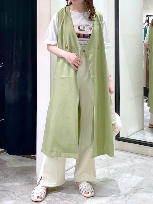 mystywoman本部ひ な たさんのベスト「ノーカラーロングジレ 275310(mysty woman|ミスティウーマン)」を使ったコーディネート