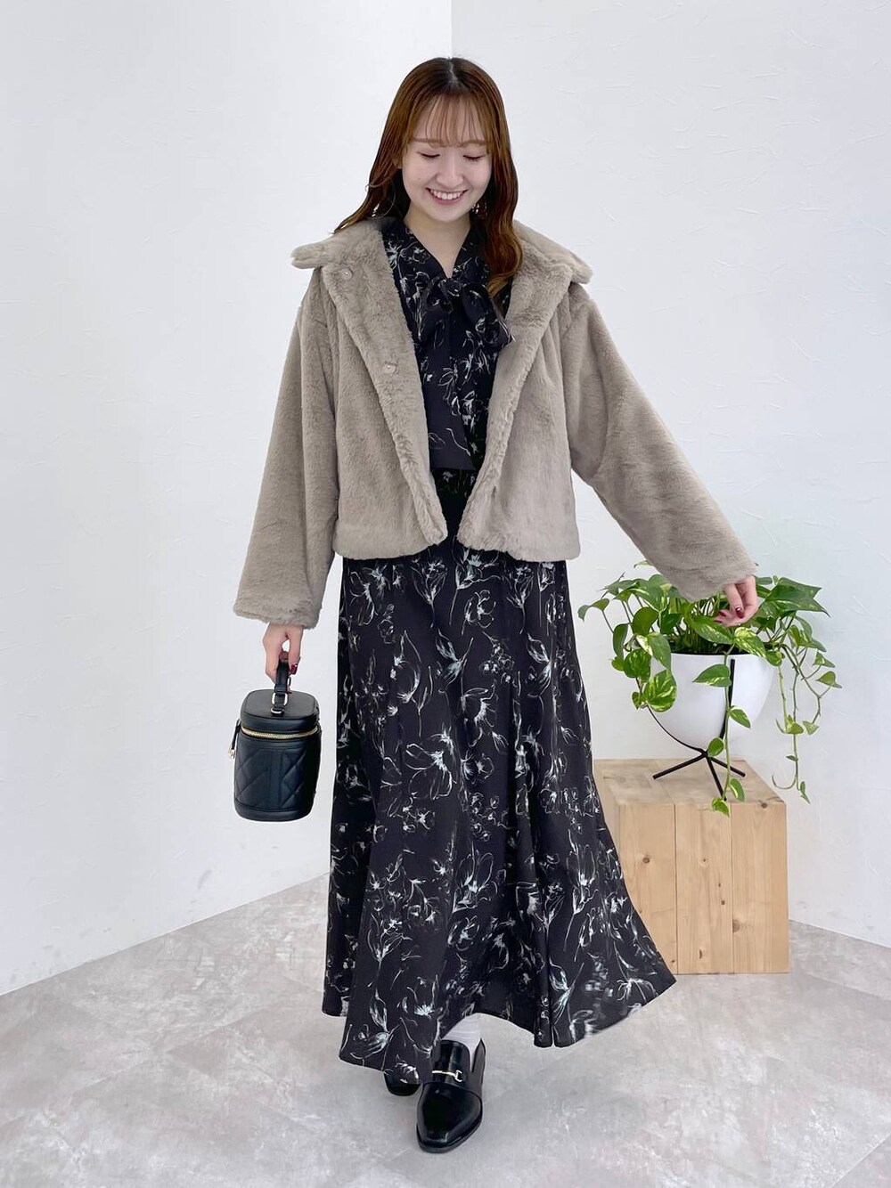 ブラック系のローファー、ブラック系のショルダーバッグ、ベージュ系のブルゾンを着用したレディースの冬コーディネートの1枚目の写真