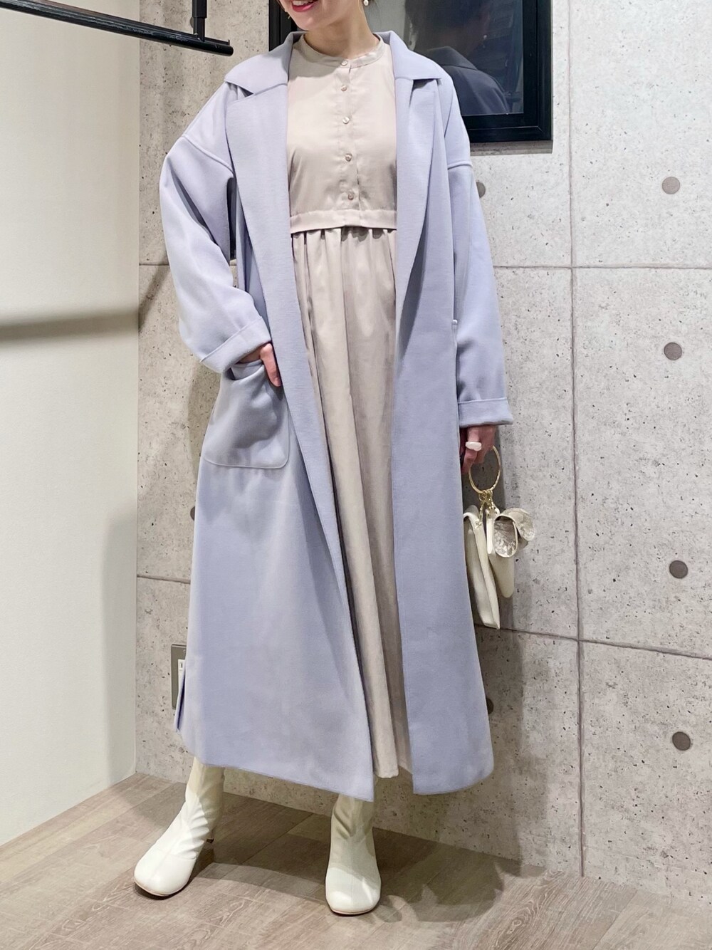 「mysty woman、ロングコート、ワンピース、ガウンコート、パープル、ブーツ、ショートブーツ、ストレッチブーツ、ロングワンピース、ミニバッグ、冬コーデ、クリスマスに着たい服、マイベストコーデ2021、シンプルコーデ」｜「mysty womanの【天然アロマサシェ付き】スリット入りですっきり。軽いのにあたたかい！ボリュームガウンコート 214638（チェスターコート、パープル系）」を使った、ひ　な　たさん（レディース・160cm）の冬コーディネートの1枚目の写真