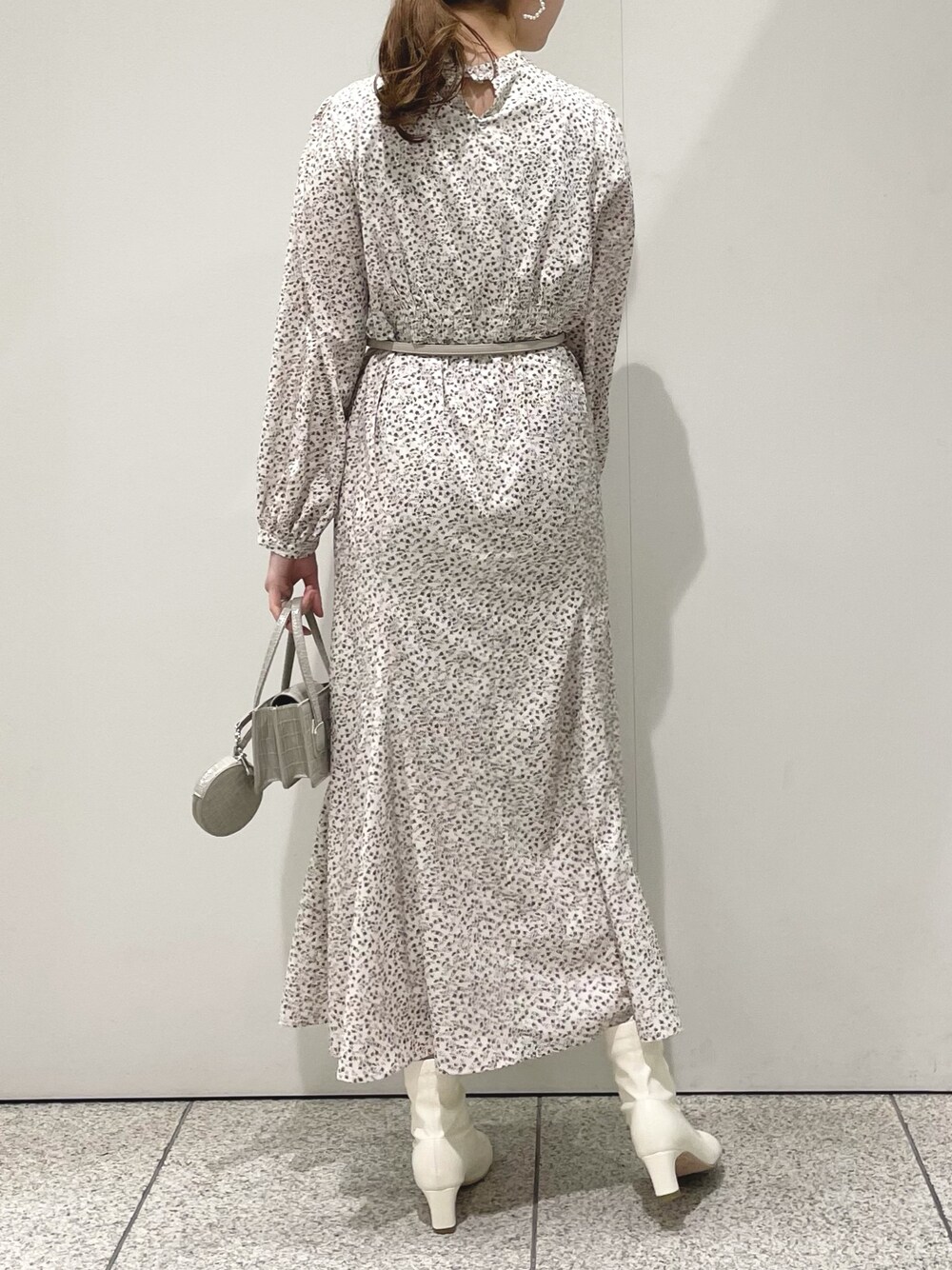 「mysty woman、ワンピース、花柄ワンピース、花柄、ウエストマーク、マーメイドワンピース、ホワイトコーデ、オールホワイト、ワントーンコーデ、ニュアンスカラー、春コーデ、ミニバッグ、ショートブーツ、ストレッチブーツ」｜「mysty womanの小花柄マーメイドワンピース（ワンピース/ドレス、ホワイト系）」を使った、ひ　な　たさん（レディース・160cm）の冬コーディネートの3枚目の写真