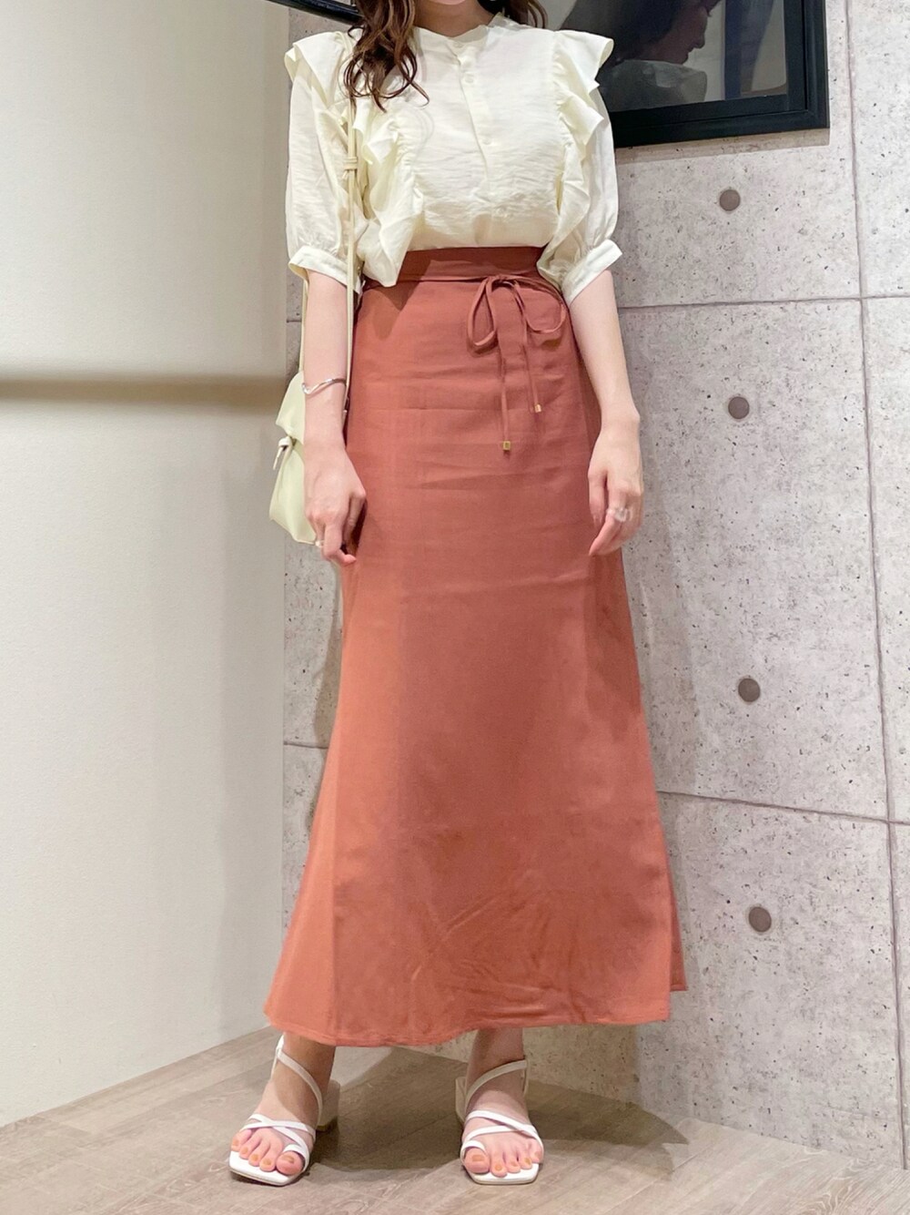 「mysty woman、フリルトップス、フリルブラウス、マーメイドスカート、ハイウエスト、ミュール、スクエアトゥ、ミニバッグ、バングル、リネン」｜「mysty womanのフリルフェミニン2WAYブラウス 949734（シャツ/ブラウス、ホワイト系）」を使った、ひ　な　たさん（レディース・160cm）の夏コーディネートの1枚目の写真