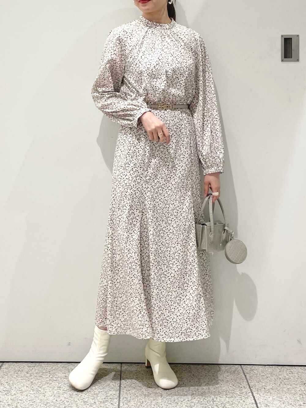 「mysty woman、ワンピース、花柄ワンピース、花柄、ウエストマーク、マーメイドワンピース、ホワイトコーデ、オールホワイト、ワントーンコーデ、ニュアンスカラー、春コーデ、ミニバッグ、ショートブーツ、ストレッチブーツ」｜「mysty womanの小花柄マーメイドワンピース（ワンピース/ドレス、ホワイト系）」を使った、ひ　な　たさん（レディース・160cm）の冬コーディネートの1枚目の写真