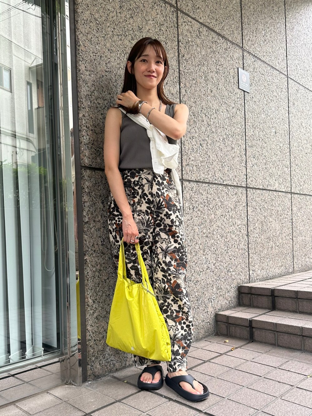 「タンクトップ、大人カジュアル、夏コーデ、30代コーデ、カジュアル、リネンシャツ、白シャツ、ボタニカル柄、プリントパンツ、メタリックバッグ、トートバッグ、A4トート、トングサンダル」｜「collexの【WEB限定】【BEAURE/ヴュレ】メタリックA4トートバッグ（トートバッグ、イエロー系）」を使った、もっちさん（レディース・156cm）の夏コーディネートの1枚目の写真