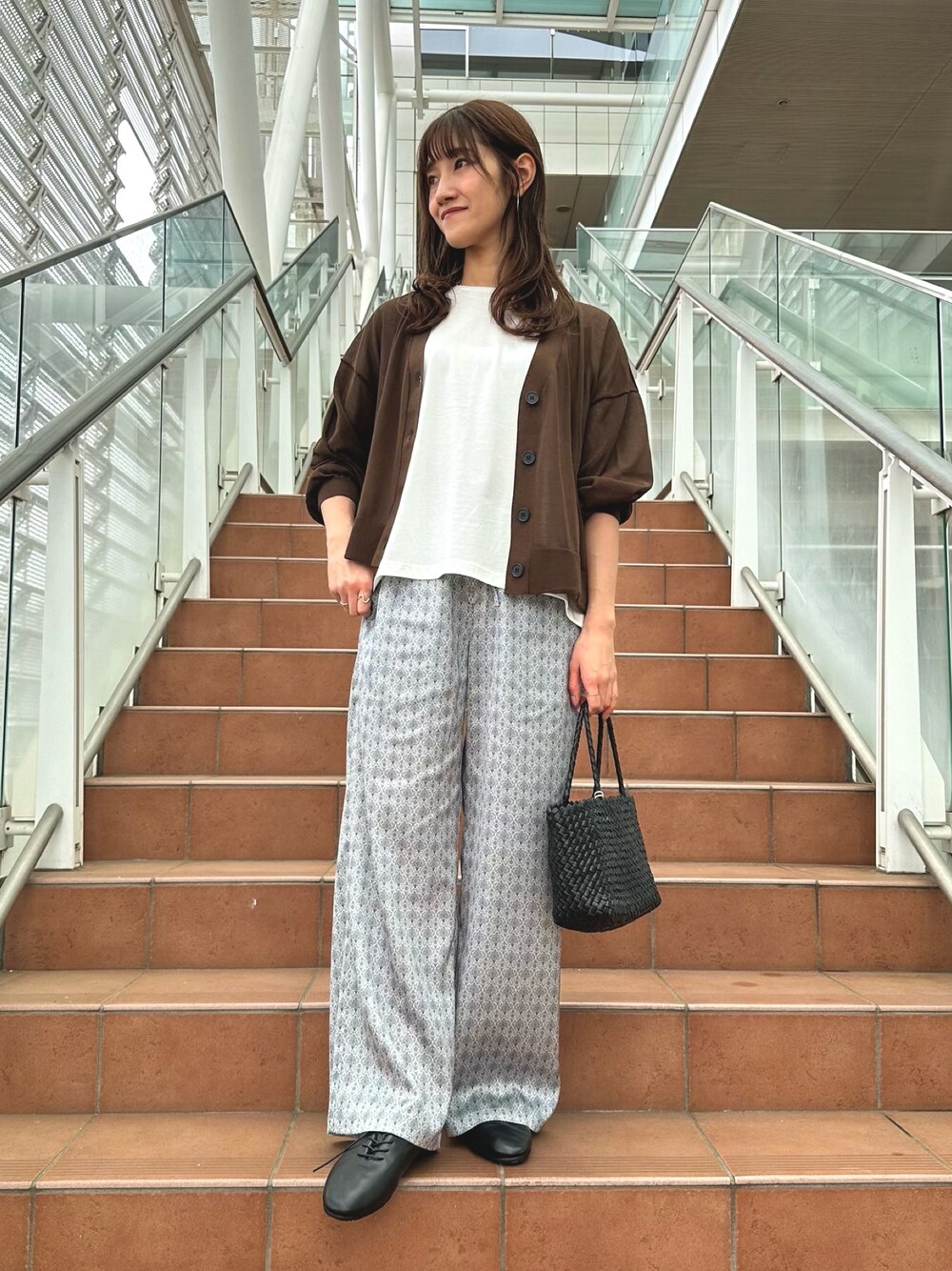 「プリント、Tシャツ、白Tシャツ、カーディガン、シアー、シアーニット、シアーニットカーディガン、プリントパンツ、夏コーデ、リラックススタイル、大人カジュアル、カジュアルコーデ、休日スタイル」｜「collexの【接触冷感・UVカット】コンパクトクールTシャツ（Tシャツ/カットソー、ホワイト系）」を使った、もっちさん（レディース・156cm）の春コーディネートの1枚目の写真