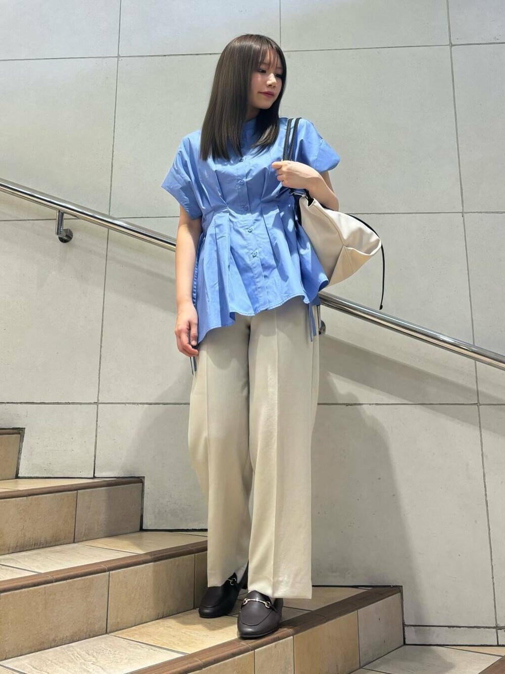 ブラウン系のローファー、ベージュ系のトートバッグ、ベージュ系のその他パンツを着用したレディースの春コーディネートの1枚目の写真