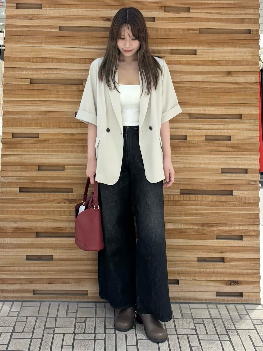 「ブラウン、厚底シューズ、お出かけコーデ、きれいめカジュアル、秋先取りコーデ、大人かわいい、ラクチンコーデ、パンツスタイル、初秋コーデ、オトナカジュアル、シンプル、カジュアルコーデ、秋服準備はじめました、秋服、ワイドデニム」｜「SENSE OF PLACE by URBAN RESEARCHの『UR TECH DRYLUXE』リネンライクジャケット（テーラードジャケット、ベージュ系）」を使った、はつねさん（レディース・159cm）の夏コーディネートの1枚目の写真
