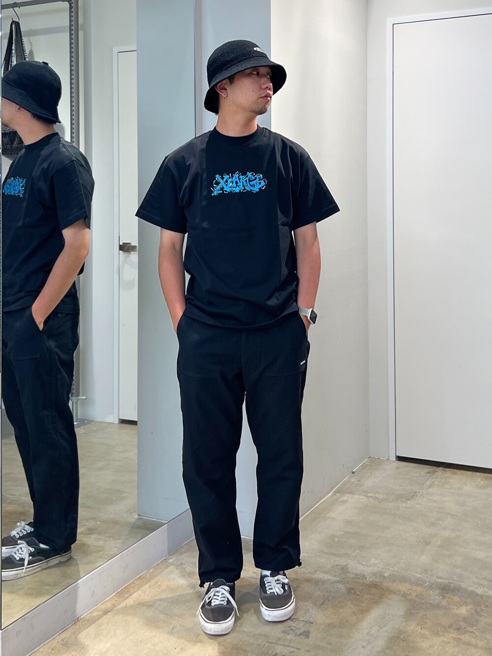 「XLARGE」｜「X-girlのMETRO HAT（ハット、ブラック系）」を使った、横南 丈さん（メンズ・175cm）の春コーディネートの1枚目の写真