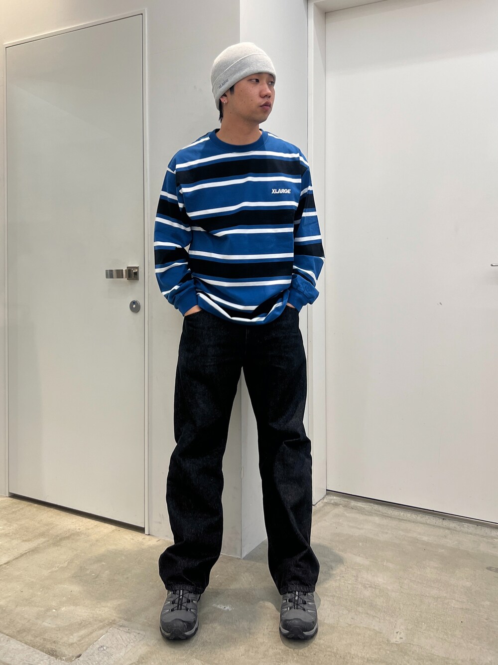 「XLARGE」｜「XLARGEのBLACK TAB WIDE DENIM PANTS（その他パンツ、ブラック系）」を使った、横南 丈さん（メンズ・175cm）の春コーディネートの1枚目の写真
