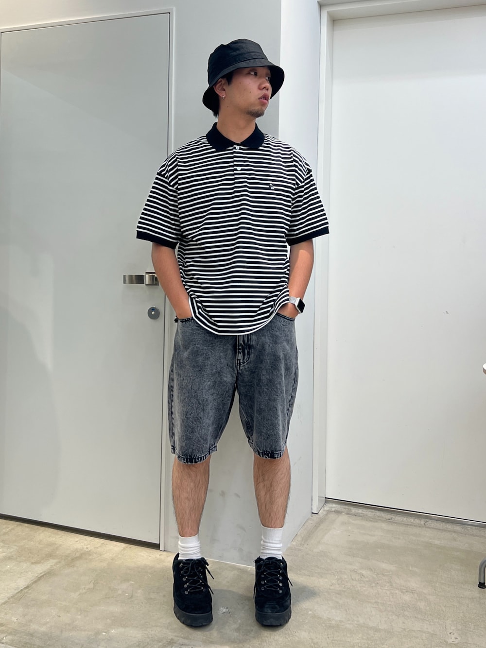 「XLARGE」｜「XLARGEのLINEN HAT（ハット、ブラック系）」を使った、横南 丈さん（メンズ・175cm）の春コーディネートの1枚目の写真