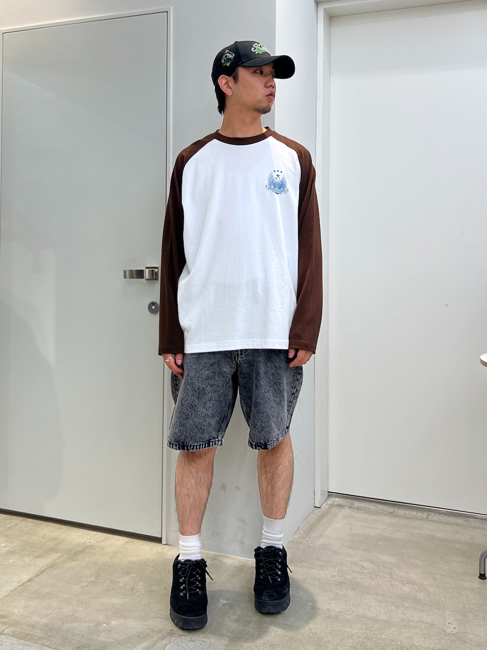 「XLARGE」｜「XLARGEのXLARGE×NEWERA VARSITY LOGO SNAPBACK CAP（キャップ、ブラック系）」を使った、横南 丈さん（メンズ・175cm）の春コーディネートの1枚目の写真