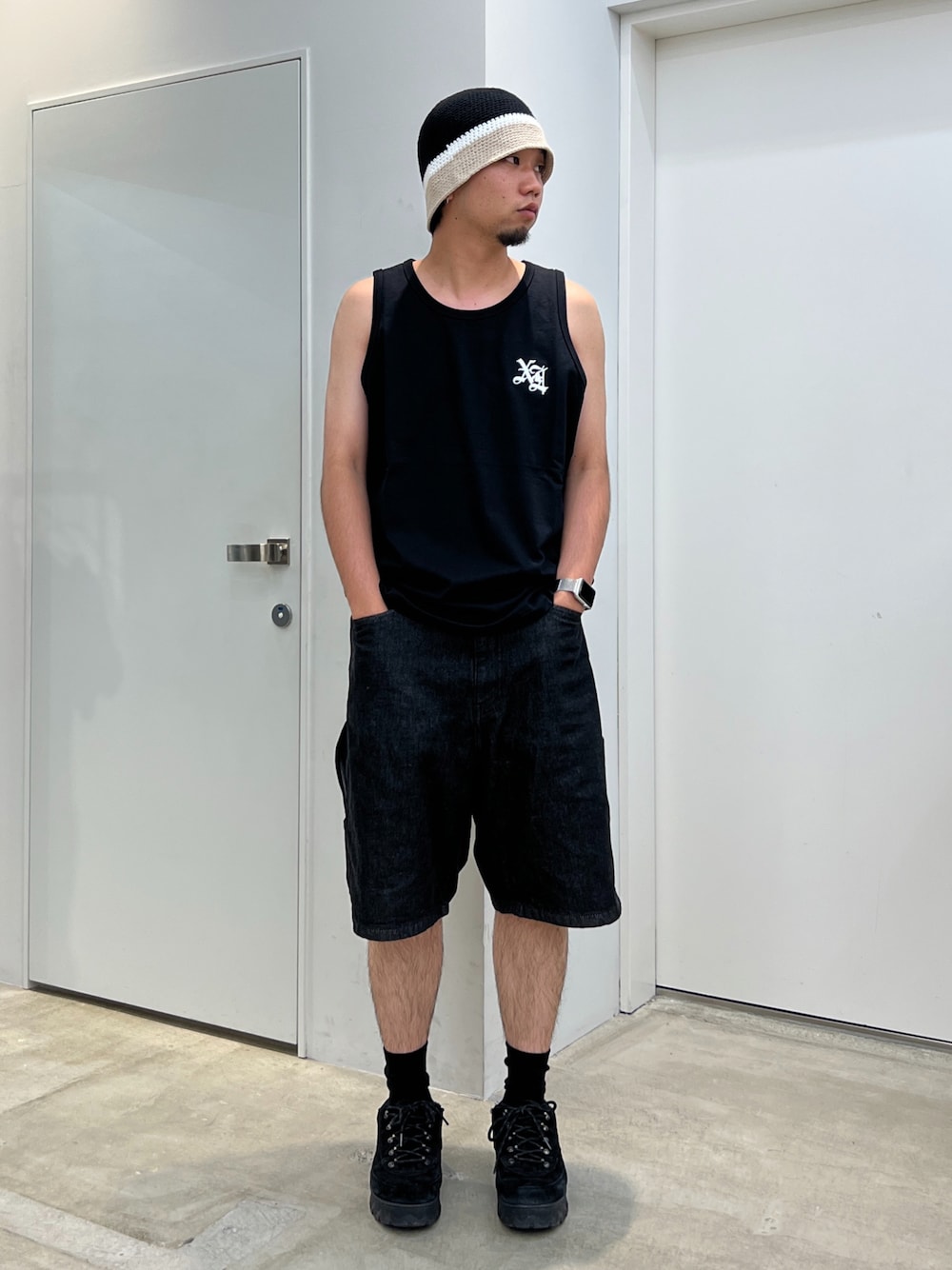 「XLARGE」｜「XLARGEのHAND KNITTED BALL HAT（ハット、ブラック系）」を使った、横南 丈さん（メンズ・175cm）の夏コーディネートの1枚目の写真