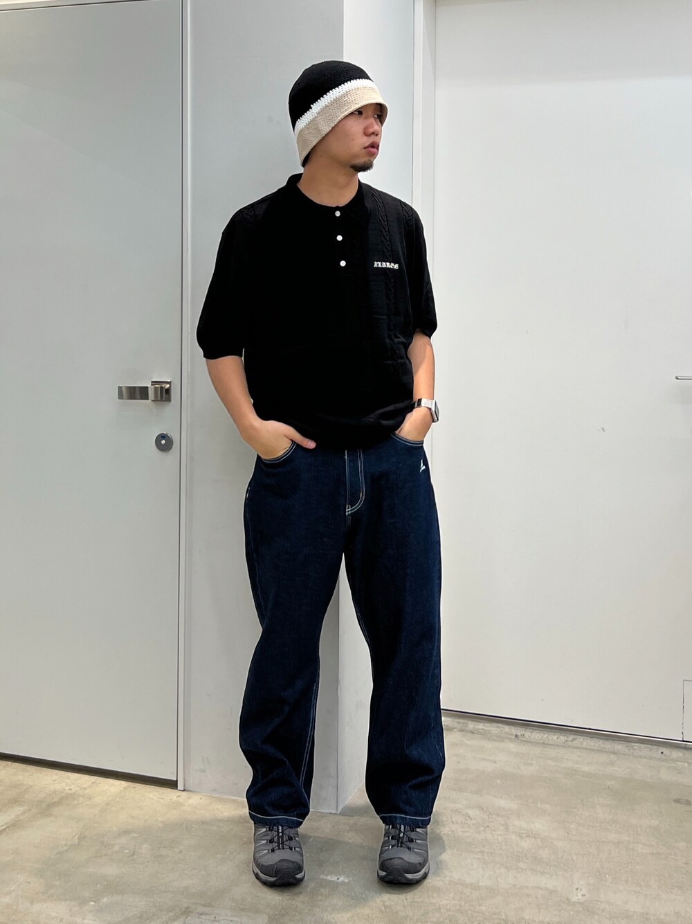 「XLARGE」｜「XLARGEのHAND KNITTED BALL HAT（ハット、ブラック系）」を使った、横南 丈さん（メンズ・175cm）の春コーディネートの1枚目の写真