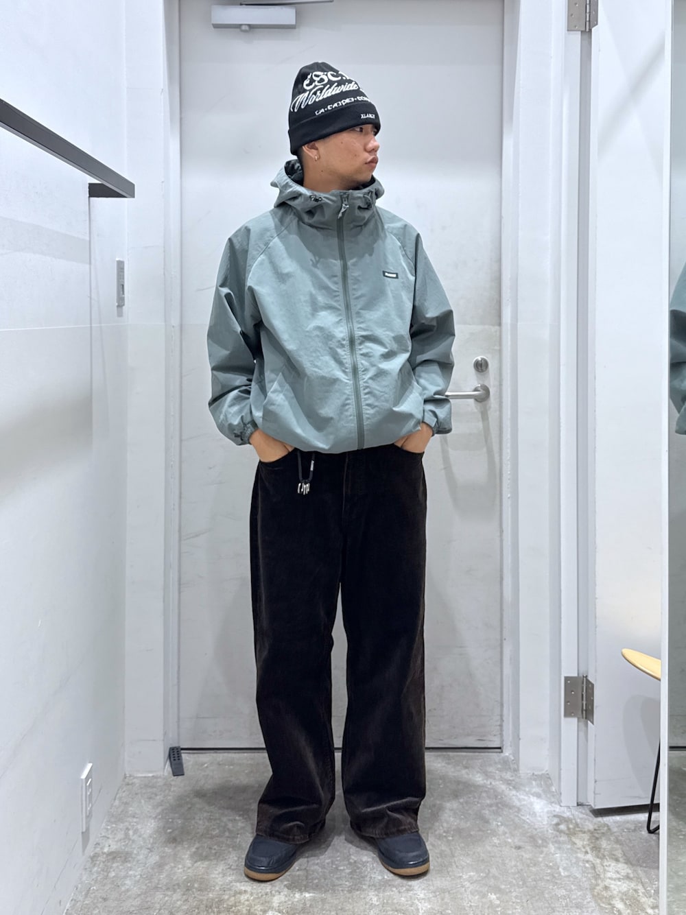 「ファインダー越しの俺、XLARGE、fall、jacket 、コーデュロイパンツ」｜「XLARGEのEST.1991 CUFF BEANIE（ニットキャップ/ビーニー、ブラック系）」を使った、横南 丈さん（骨格ストレート・メンズ・175cm）の秋コーディネートの1枚目の写真