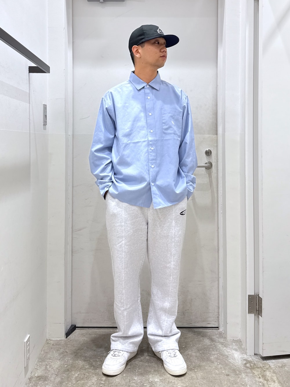 「秋服準備はじめました、大人カジュアル、カジュアルコーデ、デートコーデ、休日スタイル、ストリート、季節の変わり目羽織コーデ」｜「XLARGEのOVAL LOGO SWEAT PANTS（スウェットパンツ、グレー系）」を使った、横南 丈さん（骨格ストレート・メンズ・175cm）の秋コーディネートの1枚目の写真