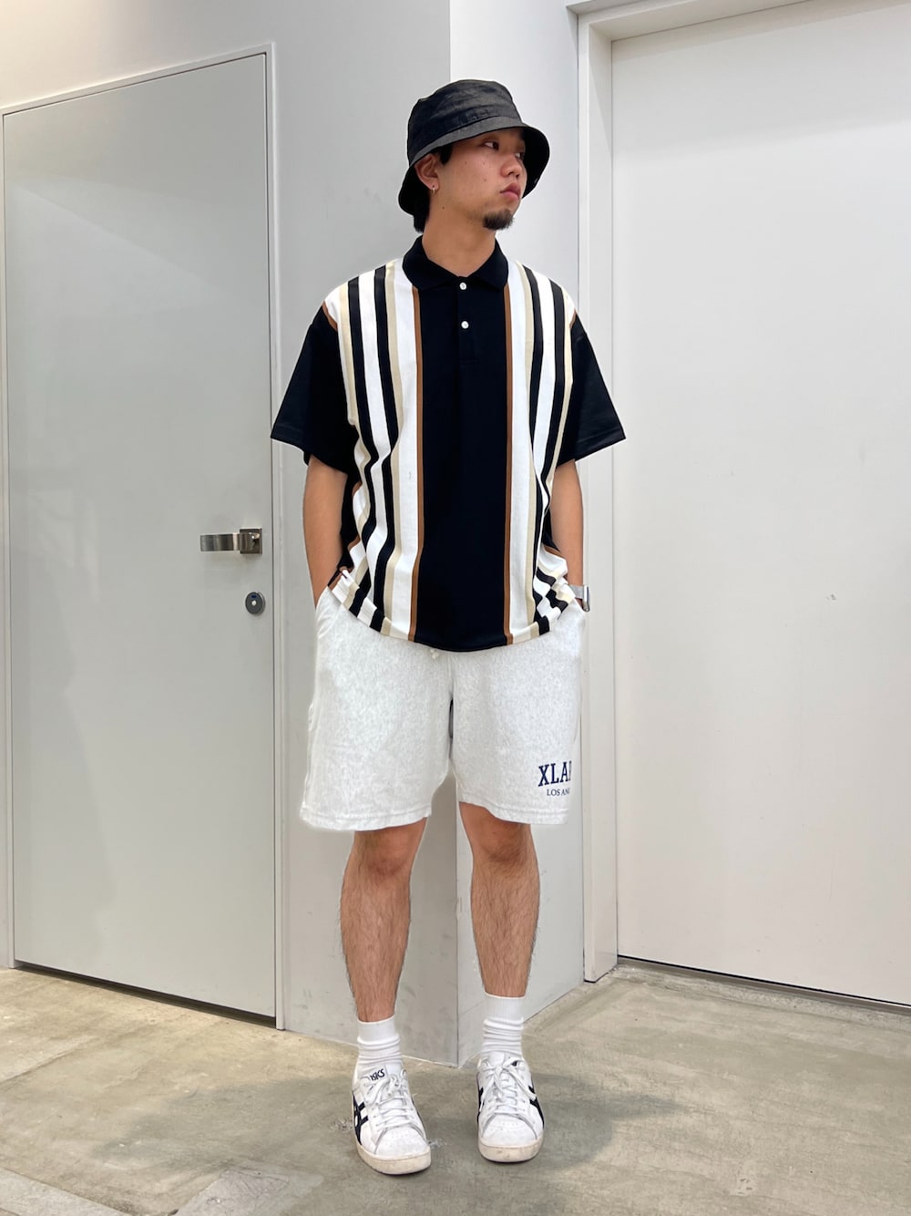 「XLARGE」｜「XLARGEのLINEN HAT（ハット、ブラック系）」を使った、横南 丈さん（メンズ・175cm）の夏コーディネートの1枚目の写真