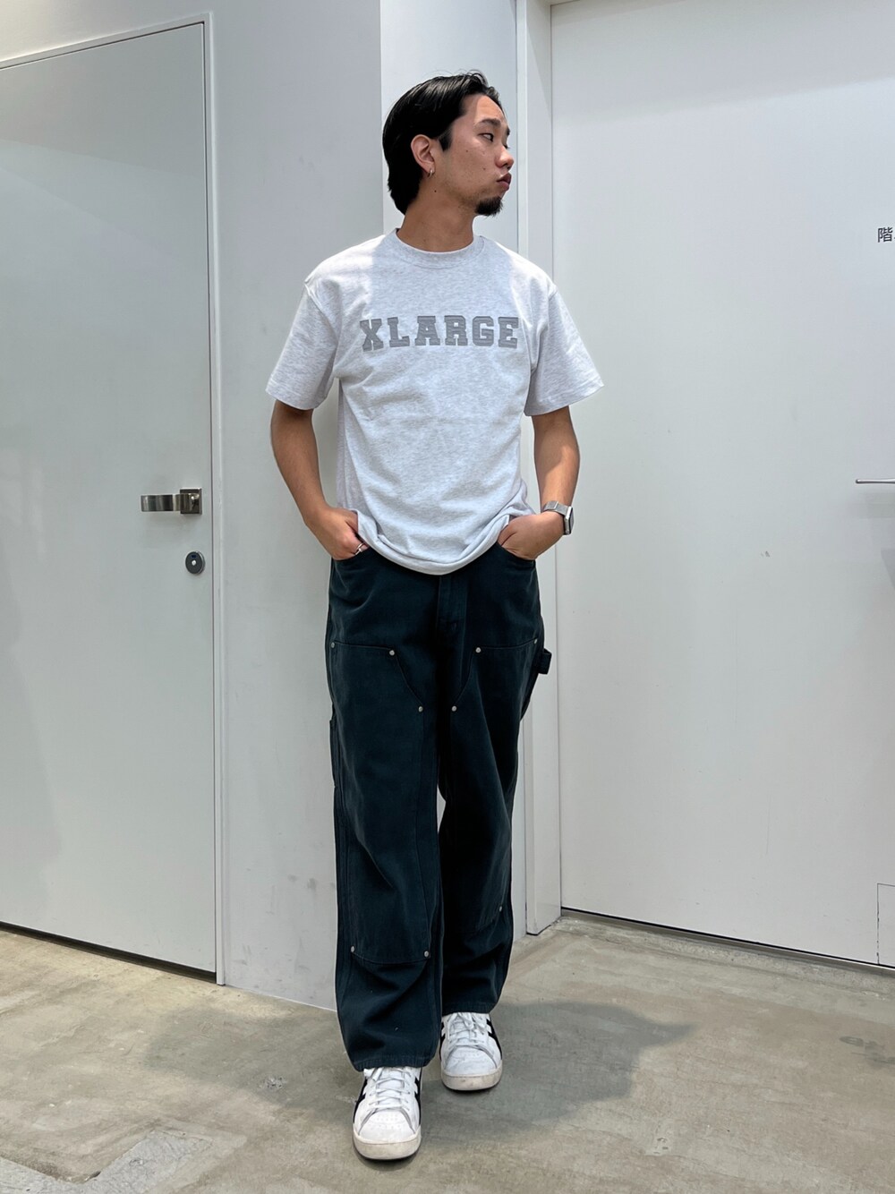 「XLARGE」｜「XLARGEのPATCHED LOGO S/S TEE（Tシャツ/カットソー、グレー系）」を使った、横南 丈さん（メンズ・175cm）の夏コーディネートの1枚目の写真