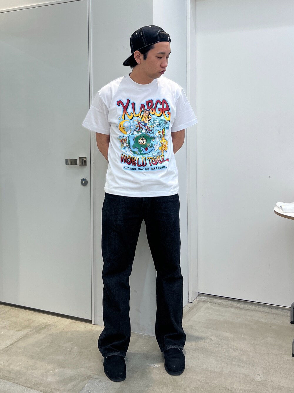 「XLARGE」｜「XLARGEのBLACK TAB WIDE DENIM PANTS（その他パンツ、ブラック系）」を使った、横南 丈さん（メンズ・175cm）の春コーディネートの1枚目の写真
