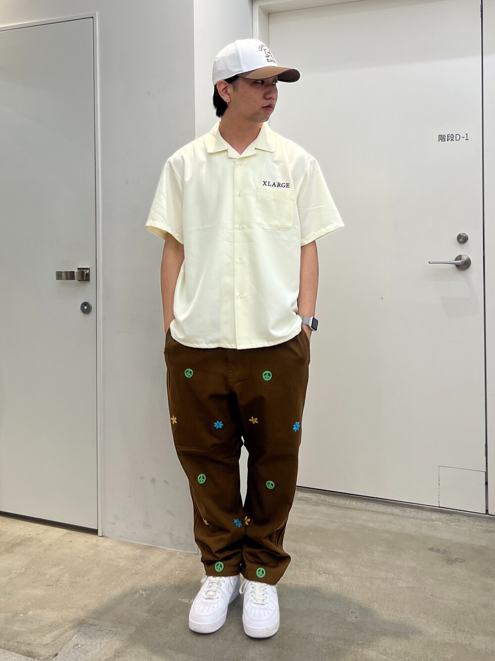 「XLARGE」｜「XLARGEのBOWLING CLUB S/S SHIRT（シャツ/ブラウス、ホワイト系）」を使った、横南 丈さん（メンズ・175cm）の春コーディネートの1枚目の写真