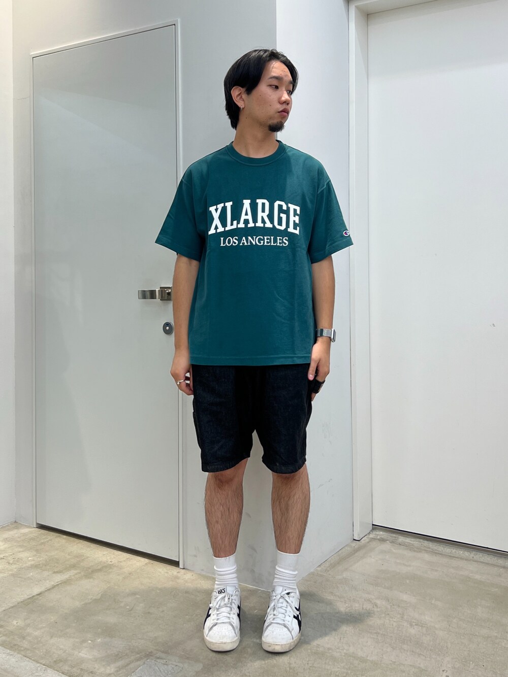 「XLARGE」｜「XLARGEのXLARGE×Champion REVERSE WEAVE  S/S TEE（Tシャツ/カットソー、グレー系）」を使った、横南 丈さん（メンズ・175cm）の夏コーディネートの1枚目の写真