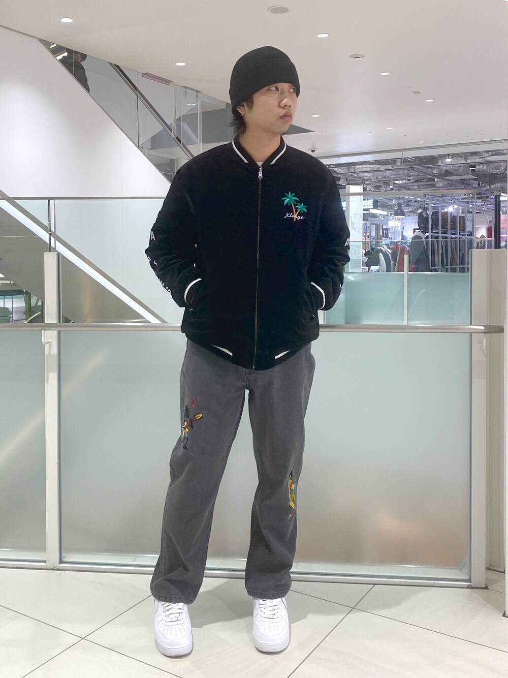 ブラック系のスタジャン、ブラック系のその他パンツ、ブラック系のニットキャップ/ビーニーを着用したメンズの冬コーディネートの1枚目の写真