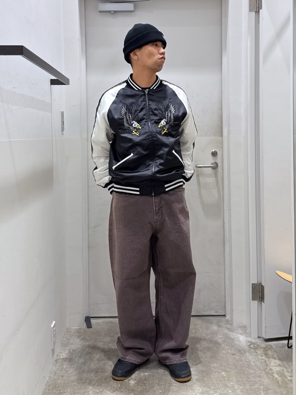 「ニット帽、秋服準備はじめました、メンズファッション、秋のコーデ」｜「XLARGEのSIDE FADED BAGGY DENIM PANTS（デニムパンツ、ブラウン系）」を使った、横南 丈さん（骨格ストレート・メンズ・175cm）の秋コーディネートの1枚目の写真