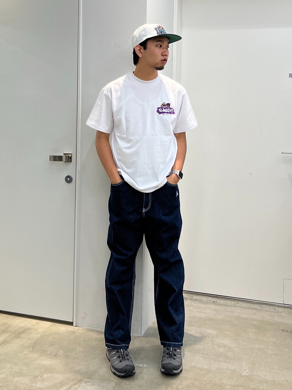 「XLARGE」｜「XLARGEのVACATION SNAPBACK CAP（キャップ、グレー系）」を使った、横南 丈さん（メンズ・175cm）の春コーディネートの1枚目の写真