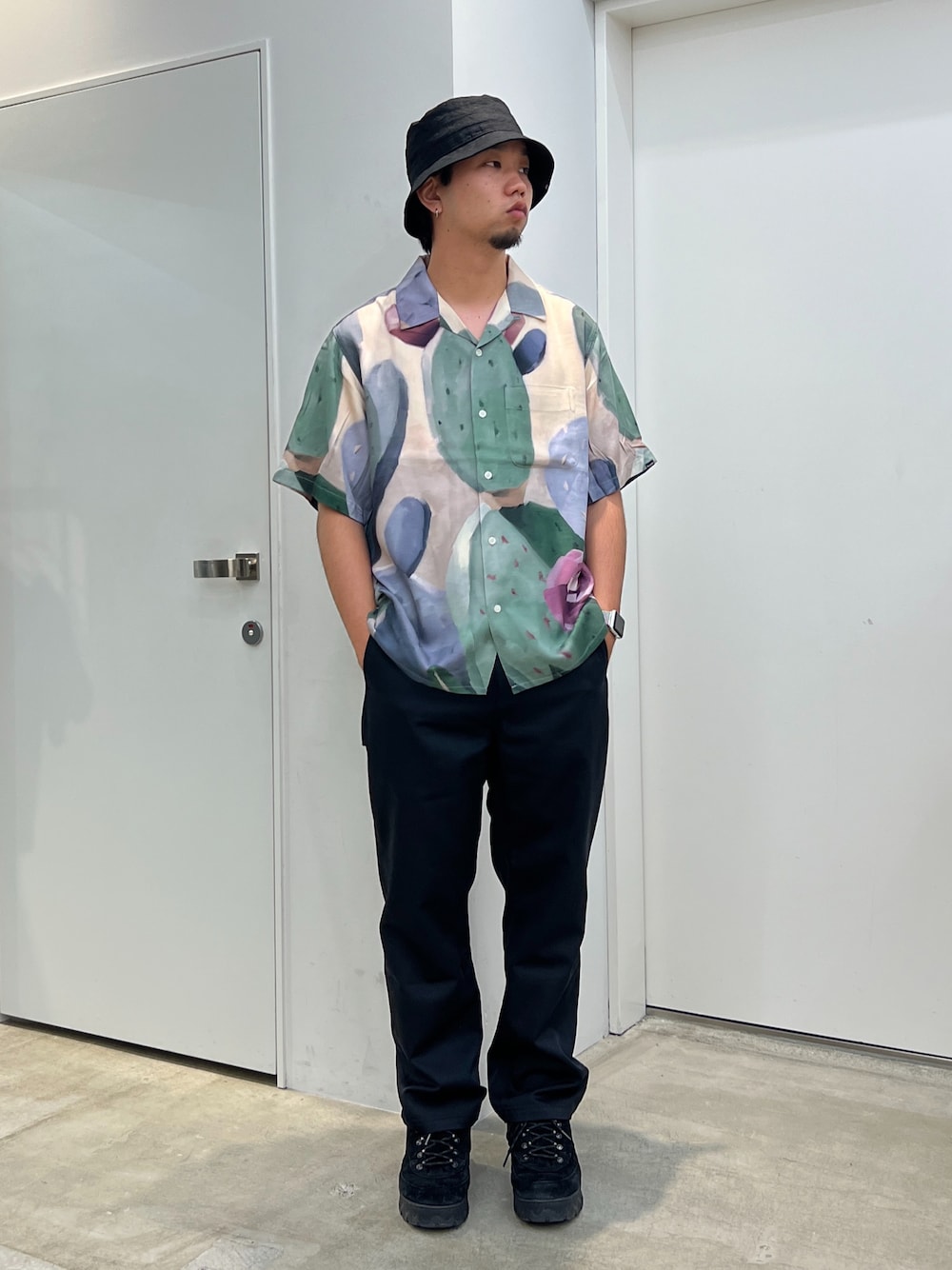 「XLARGE」｜「XLARGEのLINEN HAT（ハット、ブラック系）」を使った、横南 丈さん（メンズ・175cm）の夏コーディネートの1枚目の写真