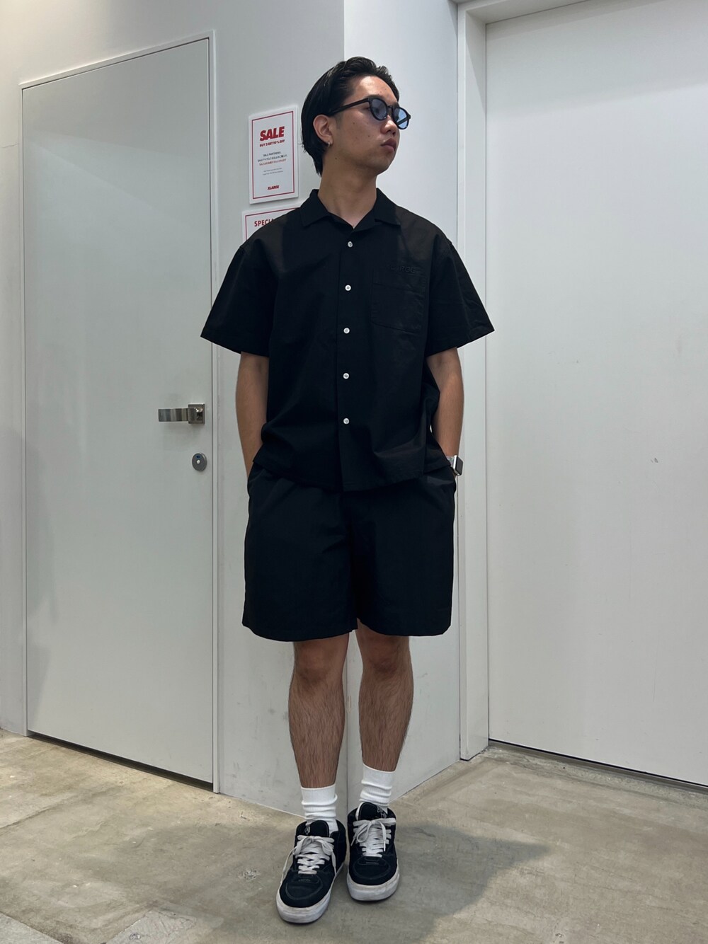 「XLARGE」｜「XLARGEのS/S OG WORK SHIRT（シャツ/ブラウス、ブラック系）」を使った、横南 丈さん（メンズ・175cm）の夏コーディネートの1枚目の写真