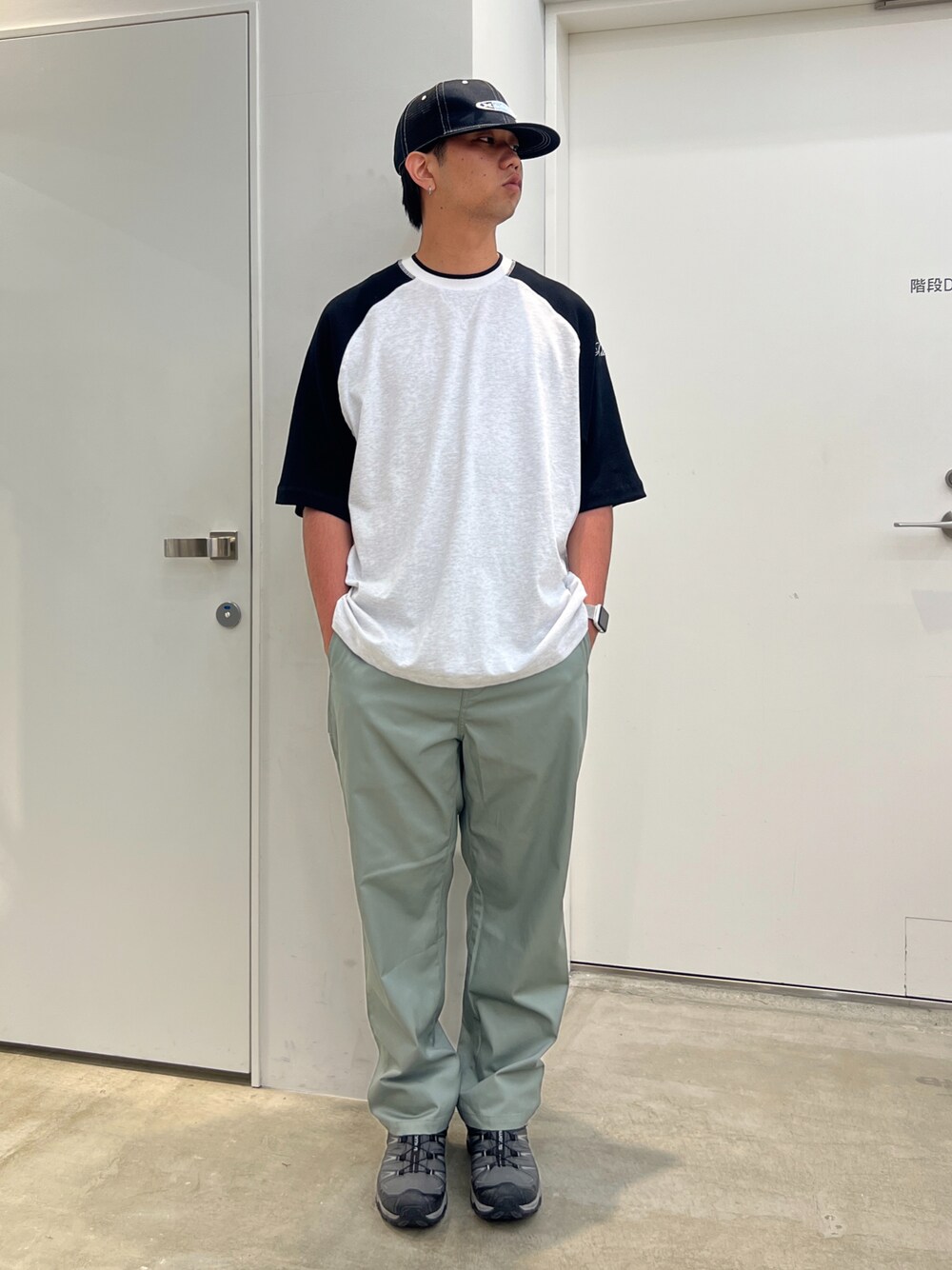 「XLARGE」｜「XLARGEのOVAL LOGO MESH CAP（キャップ、ブラック系）」を使った、横南 丈さん（メンズ・175cm）の春コーディネートの1枚目の写真