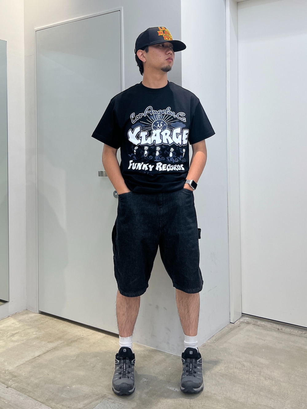 「XLARGE」｜「XLARGEのLOCAL LOGO EMBROIDERED CAP（キャップ、ブラック系）」を使った、横南 丈さん（メンズ・175cm）の春コーディネートの1枚目の写真