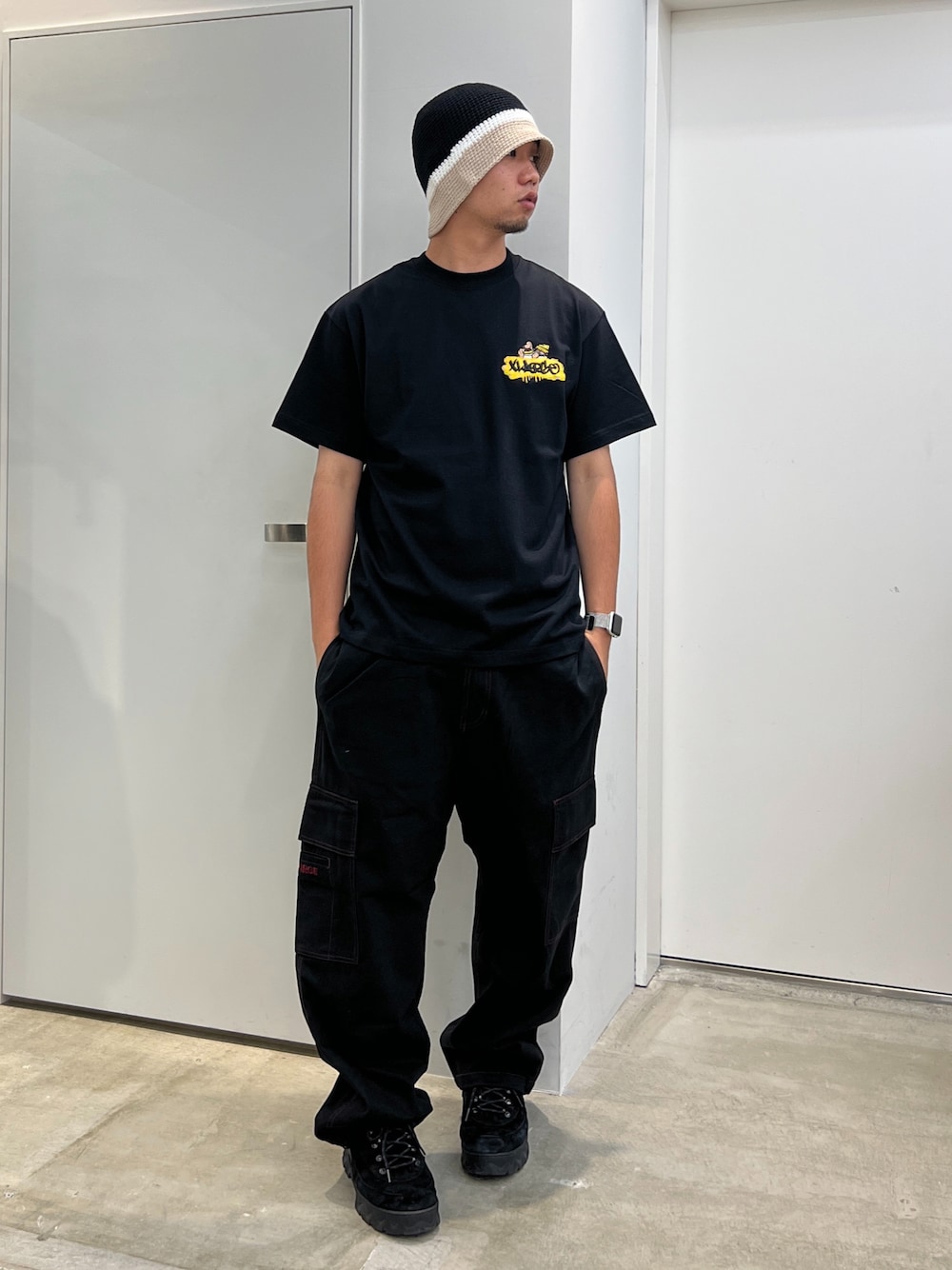 「XLARGE」｜「XLARGEのHAND KNITTED BALL HAT（ハット、ブラック系）」を使った、横南 丈さん（メンズ・175cm）の春コーディネートの1枚目の写真
