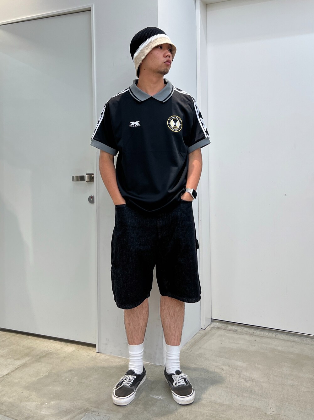 「XLARGE」｜「XLARGEのHAND KNITTED BALL HAT（ハット、ブラック系）」を使った、横南 丈さん（メンズ・175cm）の春コーディネートの1枚目の写真