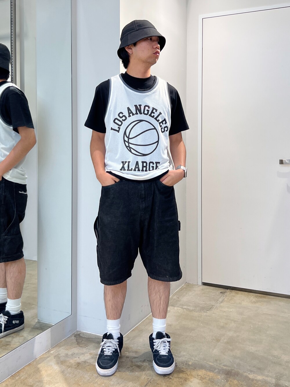 「XLARGE」｜「XLARGEのDENIM PAINTER SHORT PANTS（その他パンツ、ブラック系）」を使った、横南 丈さん（メンズ・175cm）の夏コーディネートの1枚目の写真