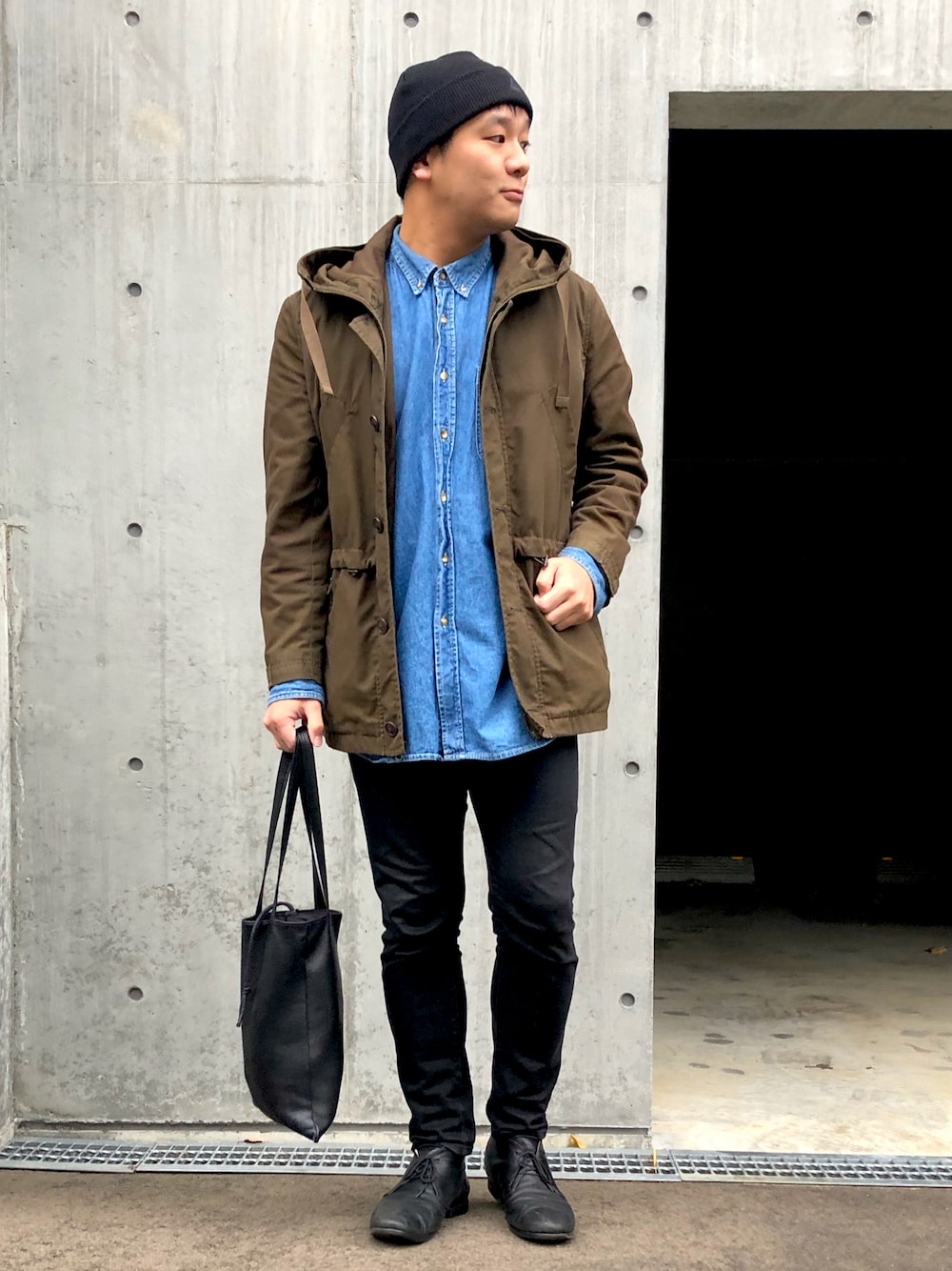 「モッズコート、ニット帽、デニムシャツ、カーキ、MR.OLIVE、古着MIX、黒スキニー、オトナカジュアル、アメカジコーデ、bicash」｜「usedのアイテム（シャツ/ブラウス、ブルー系）」を使った、kokiさん（メンズ・175cm）の秋コーディネートの1枚目の写真