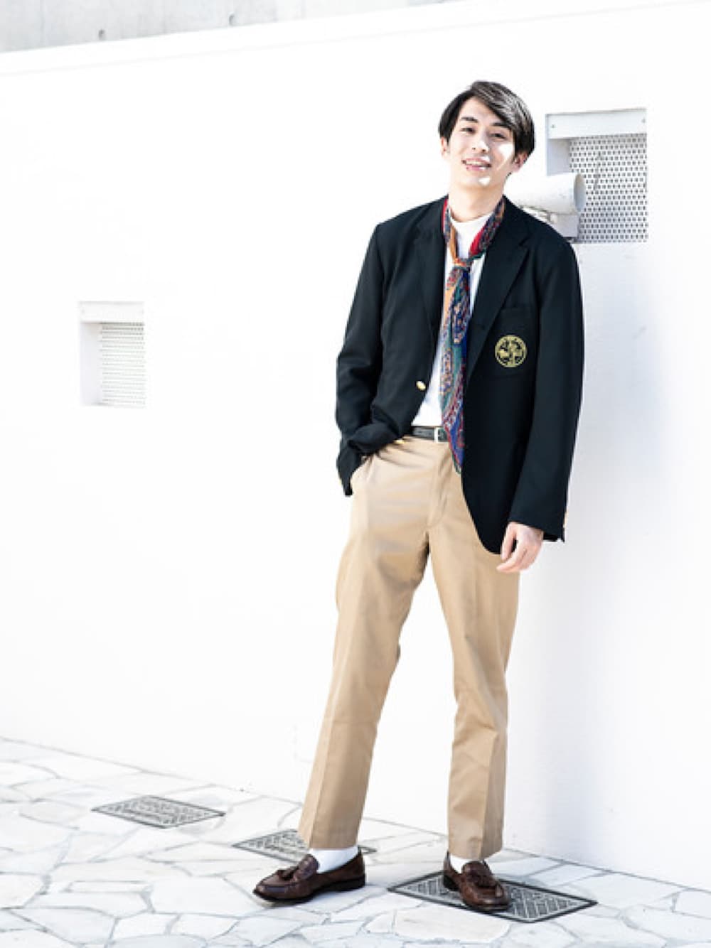 ブラウン系のローファー、ベージュ系のチノパンツ、ブラック系のテーラードジャケットを着用したメンズの春コーディネートの1枚目の写真