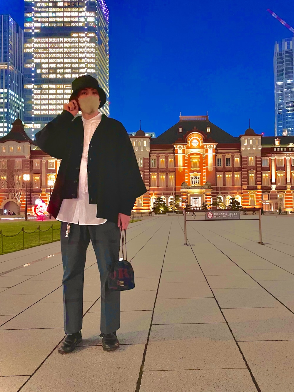 ブラック系のスニーカー、ブルー系のハンドバッグ、ブルー系のカーディガン/ボレロを着用したメンズの冬コーディネートの1枚目の写真