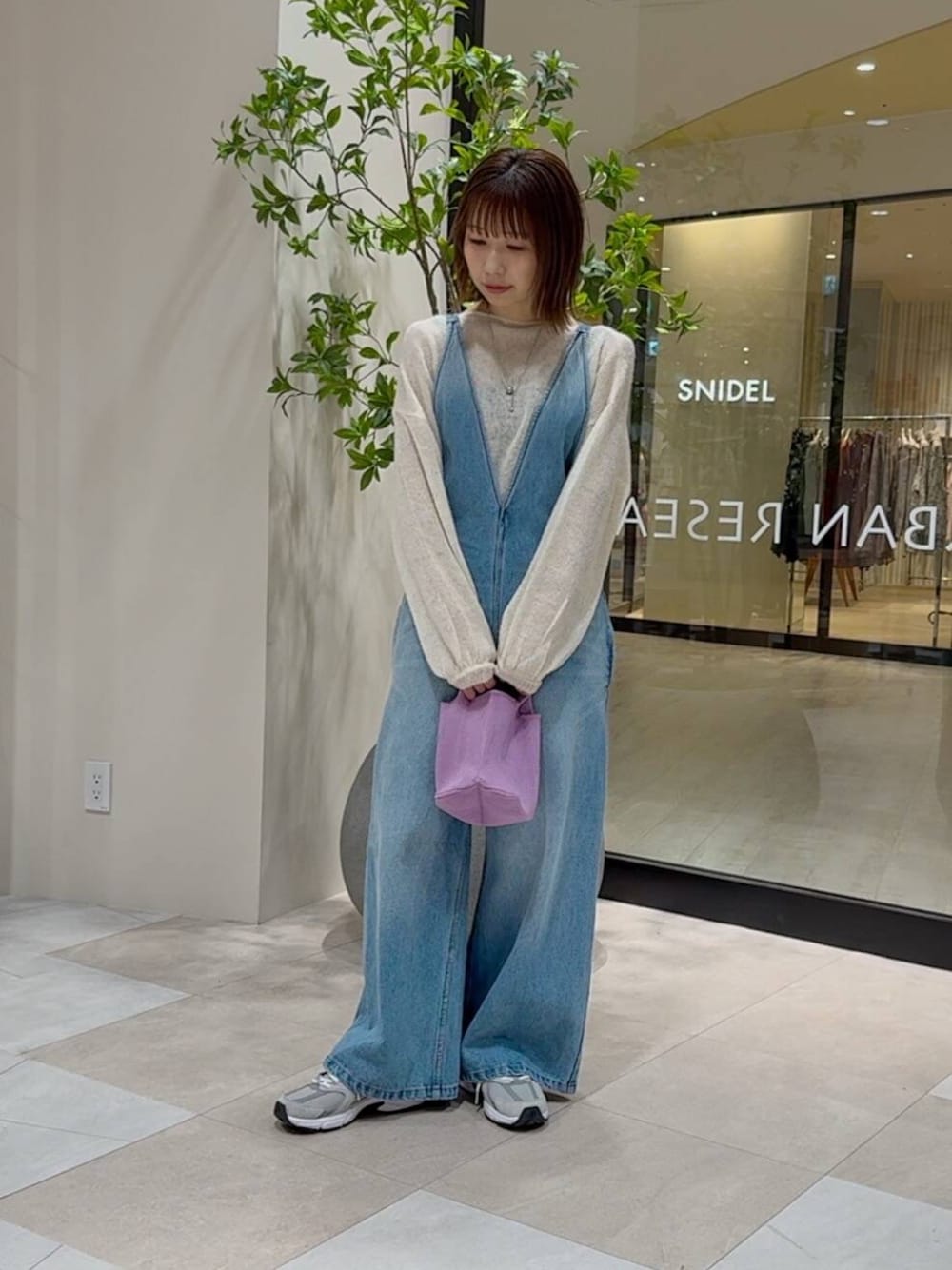 Vネックデニムサロペットを使った人気ファッションコーディネート - WEAR