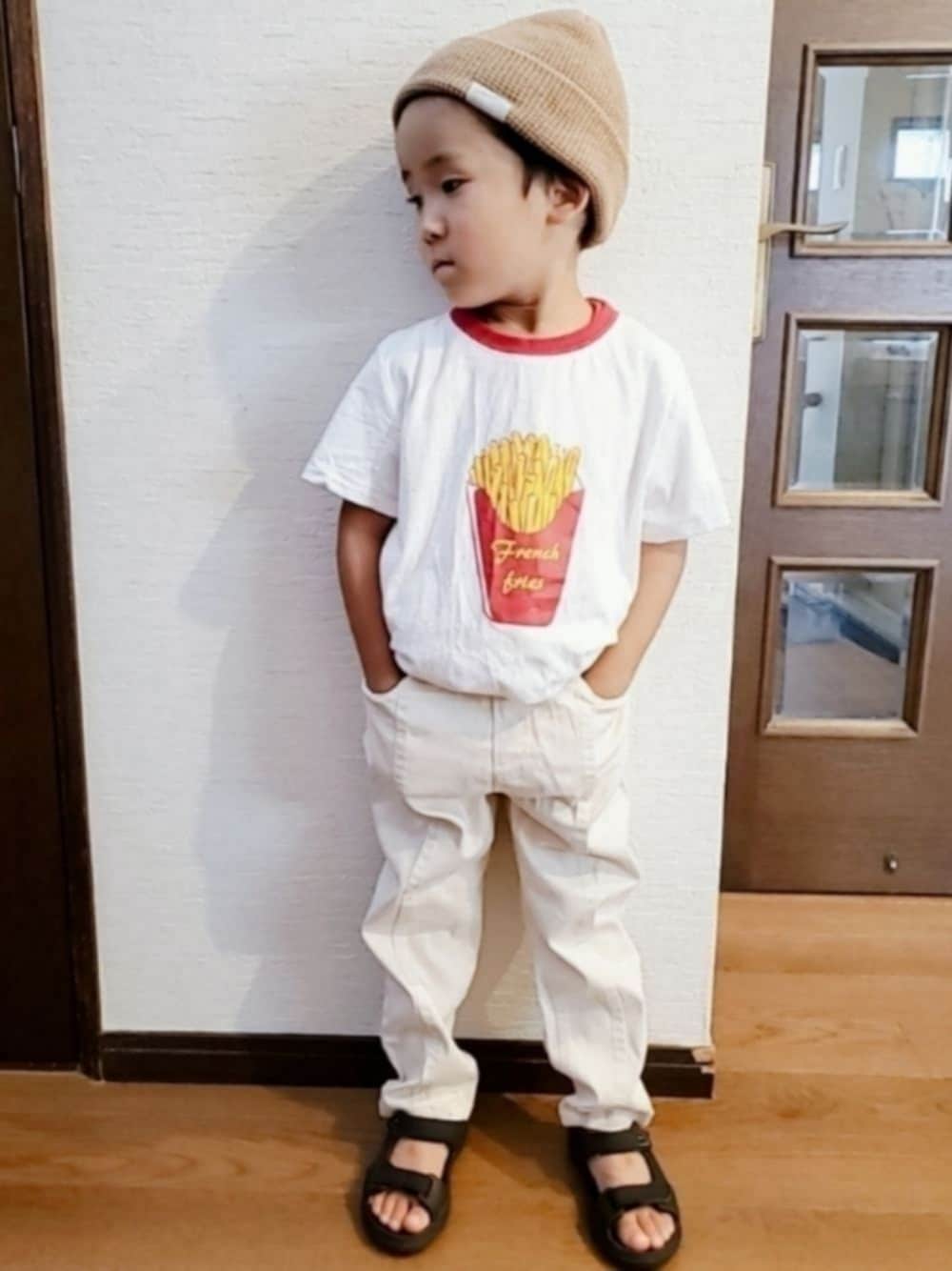 「Tシャツ、ニット帽、キッズコーデ、白デニム、サンダル、おしゃれさんと繋がりたい」｜「Bee des BeeのプリントTシャツ（Tシャツ/カットソー、ホワイト系）」を使った、むすこさん（キッズ・100cm）の夏コーディネートの1枚目の写真