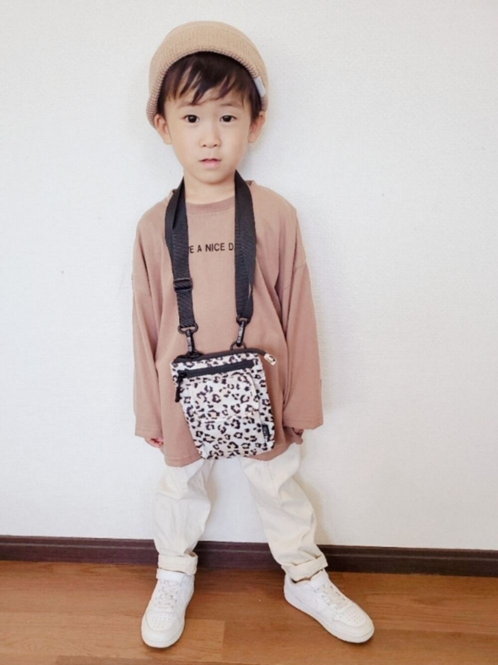 「ニット帽、ベージュ、レオパード、白スニーカー、おしゃれさんと繋がりたい、キッズコーデ」｜「apres les coursのカラバリニットキャップ（ニットキャップ/ビーニー、イエロー系）」を使った、むすこさん（キッズ・100cm）の秋コーディネートの1枚目の写真