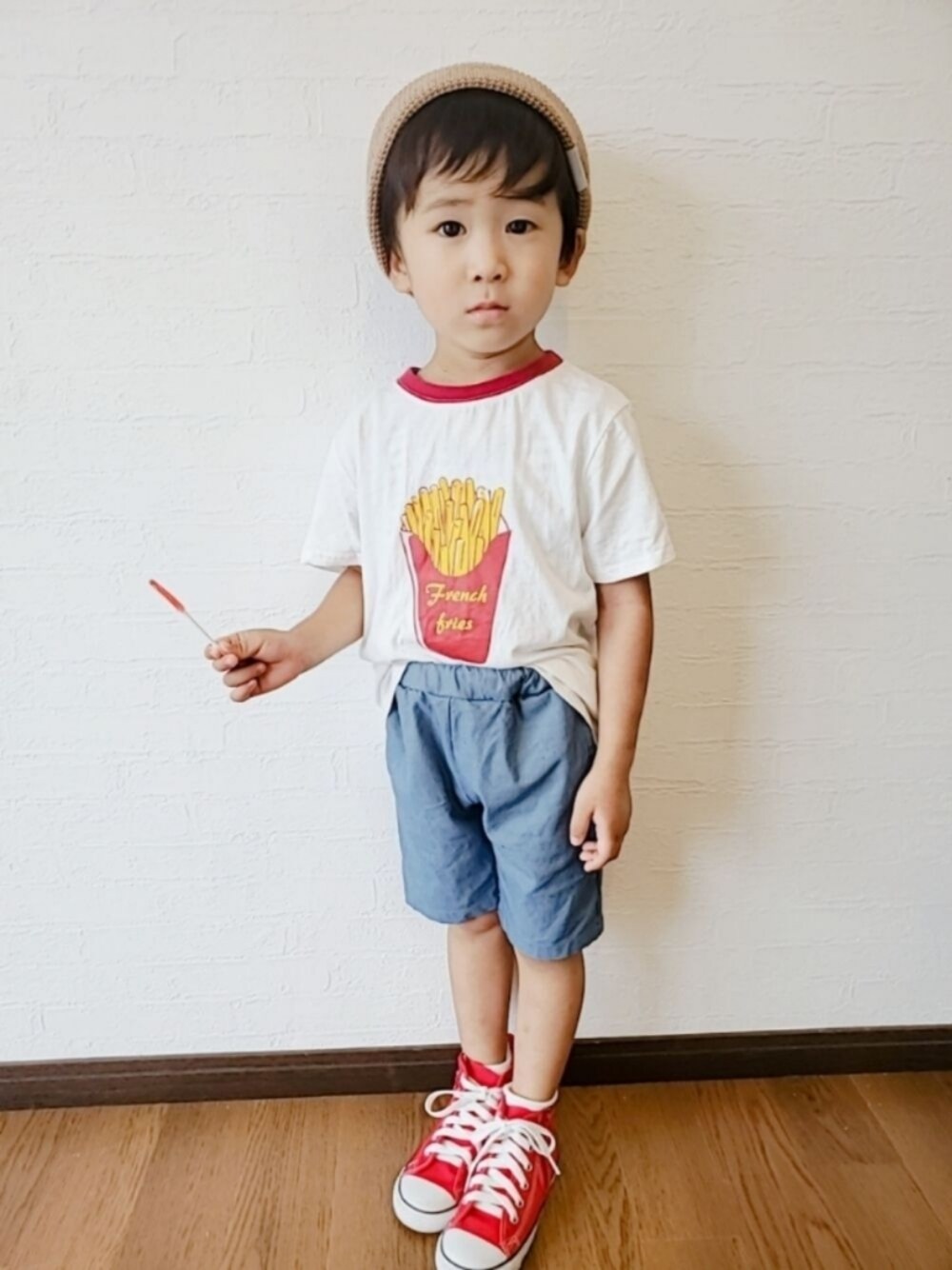 「コンバース、ニット帽、ポテト、Tシャツ、ハーフパンツ、赤」｜「apres les coursのカラバリニットキャップ（ニットキャップ/ビーニー、イエロー系）」を使った、むすこさん（キッズ・100cm）の秋コーディネートの1枚目の写真