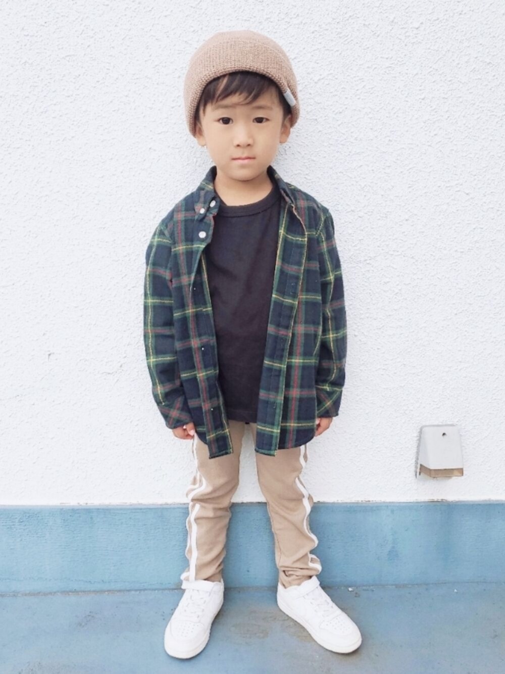 「チェックシャツ、ニット帽、おしゃれさんと繋がりたい」｜「UNIQLOのGIRLS リラックスフィットTシャツ（半袖）（Tシャツ/カットソー、ブラック系）」を使った、むすこさん（キッズ・100cm）の秋コーディネートの1枚目の写真