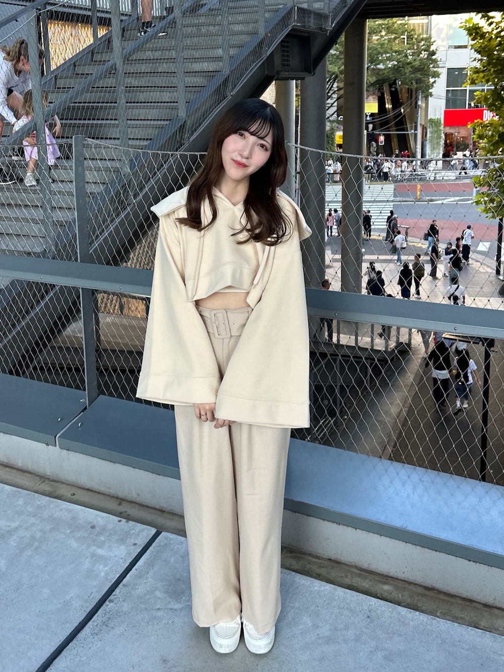 「秋っぽコーデ更新中、淡色コーデ、シンプルスタイル、秋のコーデ、秋服、パンツコーデ、今日のコーデ、ラフコーデ、秋服準備はじめました、ワントーンコーデ、ベージュ、スニーカー、高身長、高身長女子、大人コーデ」｜「midealのアイテム（トップス、ベージュ系）」を使った、🌛さん（骨格ウェーブ・レディース・165cm）の秋コーディネートの1枚目の写真