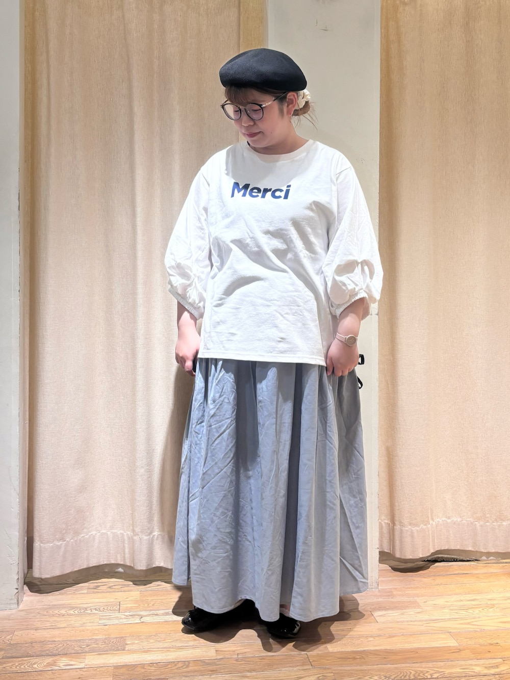 ホワイト系のTシャツ/カットソー、ブルー系のスカート、ブラック系のハットを着用したレディースの春コーディネートの1枚目の写真