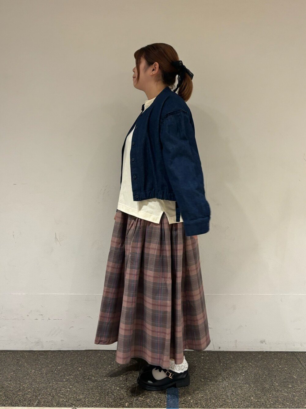 ブルー系のノーカラージャケット、ホワイト系のTシャツ/カットソー、ピンク系のスカートを着用したレディースの秋コーディネートの1枚目の写真