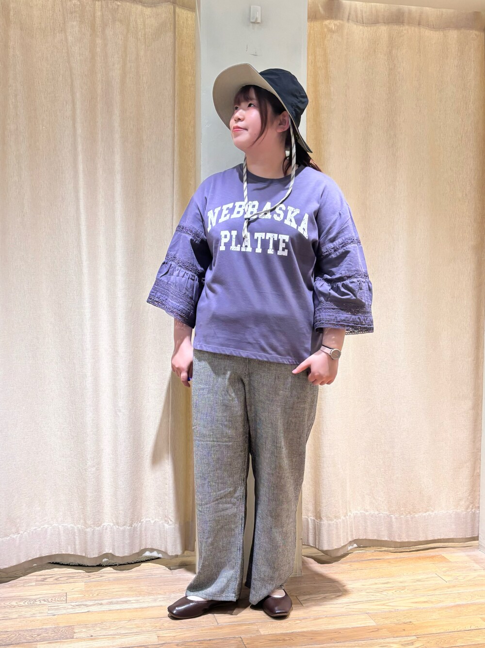 グレー系のその他パンツ、パープル系のTシャツ/カットソーを着用したレディースの春コーディネートの1枚目の写真