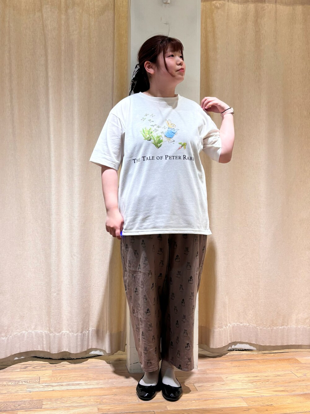 ホワイト系のTシャツ/カットソー、グレー系のその他パンツを着用したレディースの春コーディネートの1枚目の写真